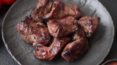 Biftek, parça parça ızgara et ya da soslu ve sebzeli kebap. Tasarımınız için parça parça et.