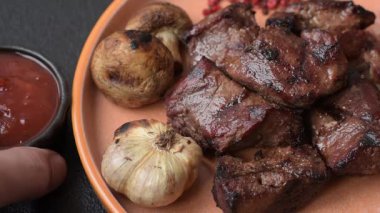 Biftek, parça parça ızgara et ya da soslu ve sebzeli kebap. Tasarımınız için parça parça et.