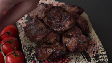 Biftek, parça parça ızgara et ya da soslu ve sebzeli kebap. Tasarımınız için parça parça et.