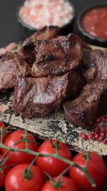 Biftek, parça parça ızgara et ya da soslu ve sebzeli kebap. Tasarımınız için parça parça et.