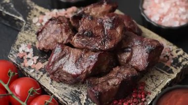 Biftek, parça parça ızgara et ya da soslu ve sebzeli kebap. Tasarımınız için parça parça et.