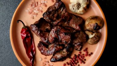 Biftek, parça parça ızgara et ya da soslu ve sebzeli kebap. Tasarımınız için parça parça et.