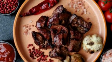 Biftek, parça parça ızgara et ya da soslu ve sebzeli kebap. Tasarımınız için parça parça et.