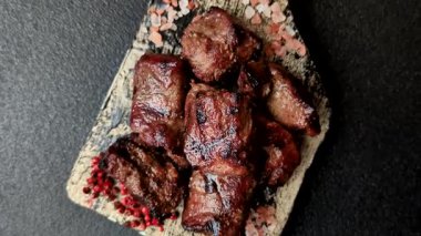 Biftek, parça parça ızgara et ya da soslu ve sebzeli kebap. Tasarımınız için parça parça et.