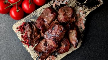 Biftek, parça parça ızgara et ya da soslu ve sebzeli kebap. Tasarımınız için parça parça et.