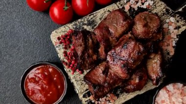 Biftek, parça parça ızgara et ya da soslu ve sebzeli kebap. Tasarımınız için parça parça et.