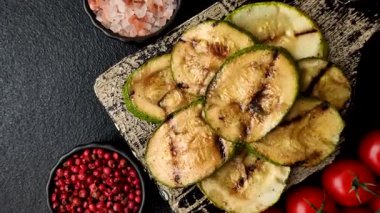 Izgara yeşil kabak dilimleri, vejetaryen yemekleri. Tasarımınız için yemek arkaplanı olarak yeşil barbekü kabağı