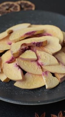 Tatlı tatlılar için bir malzeme olarak kurumuş sublimleşmiş şeftali veya kayısı dilimleri. Tasarımın için kuru şeftali arkaplanı.