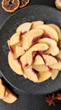 Tatlı tatlılar için bir malzeme olarak kurumuş sublimleşmiş şeftali veya kayısı dilimleri. Tasarımın için kuru şeftali arkaplanı.