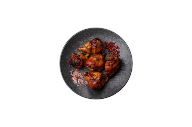 Teriyaki soslu kızarmış tavuk budu, fırında pişmiş et. Tasarımınız için yemek arkaplanı olarak tavuk bacağı