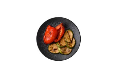 Izgara kırmızı biber, vejetaryen yemeği. Kırmızı dolmalık biberler tasarımın için yemek arka planıdır..