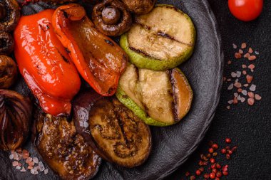 Izgara sebze, dolmalık biber, mantar ve kabak soslu sağlıklı vejetaryen yemeği. Tasarımın için yemek arkaplanı olarak bir tabakta ızgara sebze..