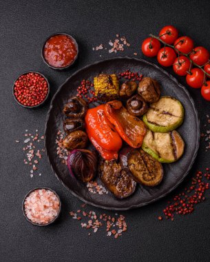 Izgara sebze, dolmalık biber, mantar ve kabak soslu sağlıklı vejetaryen yemeği. Tasarımın için yemek arkaplanı olarak bir tabakta ızgara sebze..