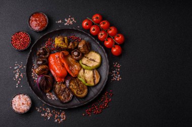 Izgara sebze, dolmalık biber, mantar ve kabak soslu sağlıklı vejetaryen yemeği. Tasarımın için yemek arkaplanı olarak bir tabakta ızgara sebze..