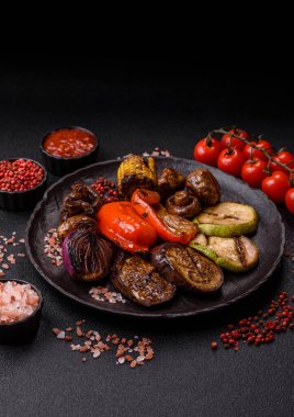 Izgara sebze, dolmalık biber, mantar ve kabak soslu sağlıklı vejetaryen yemeği. Tasarımın için yemek arkaplanı olarak bir tabakta ızgara sebze..