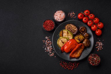 Izgara sebze, dolmalık biber, mantar ve kabak soslu sağlıklı vejetaryen yemeği. Tasarımın için yemek arkaplanı olarak bir tabakta ızgara sebze..