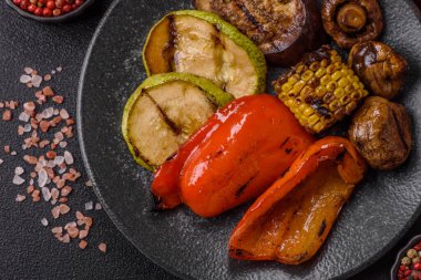 Izgara sebze, dolmalık biber, mantar ve kabak soslu sağlıklı vejetaryen yemeği. Tasarımın için yemek arkaplanı olarak bir tabakta ızgara sebze..