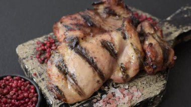 Izgarada pişmiş tavuk göğsü ya da soslu barbekü. Izgara tavuk.