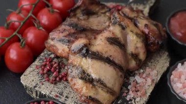 Izgarada pişmiş tavuk göğsü ya da soslu barbekü. Izgara tavuk.