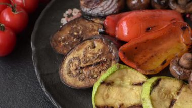 Izgara sebze, dolmalık biber, mantar ve kabak, vejetaryen yemeği. Izgara sebze.