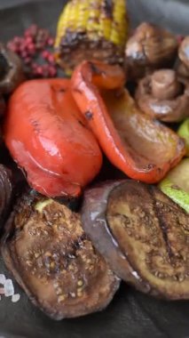 Izgara sebze, dolmalık biber, mantar ve kabak, vejetaryen yemeği. Izgara sebze.