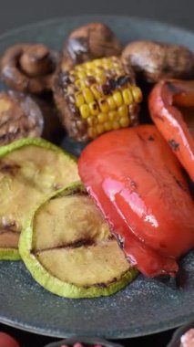 Izgara sebze, dolmalık biber, mantar ve kabak, vejetaryen yemeği. Izgara sebze.