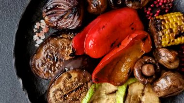 Izgara sebze, dolmalık biber, mantar ve kabak, vejetaryen yemeği. Izgara sebze.