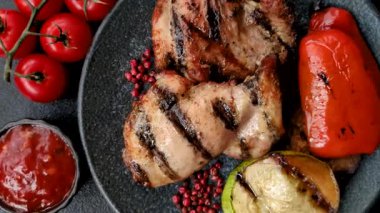 Izgarada pişmiş tavuk göğsü ya da soslu barbekü. Izgara tavuk.