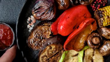 Izgara sebze, dolmalık biber, mantar ve kabak, vejetaryen yemeği. Izgara sebze.