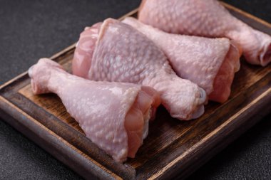 Çiğ tavuk bacağı, kemikteki tavuk eti barbekü için. Tasarımınız için yemek arkaplanı olarak tavuk bacağı