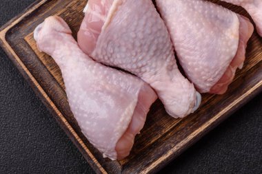 Çiğ tavuk bacağı, kemikteki tavuk eti barbekü için. Tasarımınız için yemek arkaplanı olarak tavuk bacağı