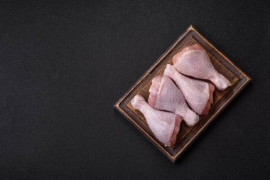 Çiğ tavuk bacağı, kemikteki tavuk eti barbekü için. Tasarımınız için yemek arkaplanı olarak tavuk bacağı