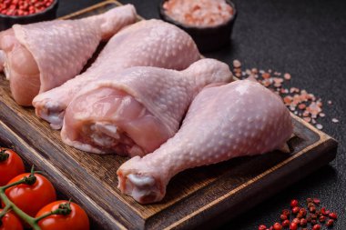 Çiğ tavuk bacağı, kemikteki tavuk eti barbekü için. Tasarımınız için yemek arkaplanı olarak tavuk bacağı