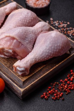 Çiğ tavuk bacağı, kemikteki tavuk eti barbekü için. Tasarımınız için yemek arkaplanı olarak tavuk bacağı