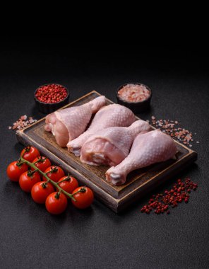 Çiğ tavuk bacağı, kemikteki tavuk eti barbekü için. Tasarımınız için yemek arkaplanı olarak tavuk bacağı