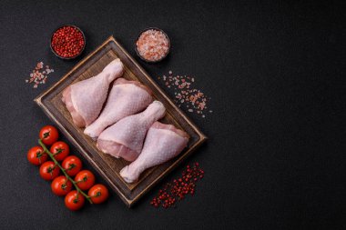 Çiğ tavuk bacağı, kemikteki tavuk eti barbekü için. Tasarımınız için yemek arkaplanı olarak tavuk bacağı