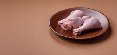 Çiğ tavuk bacağı, kemikteki tavuk eti barbekü için. Tasarımınız için yemek arkaplanı olarak tavuk bacağı