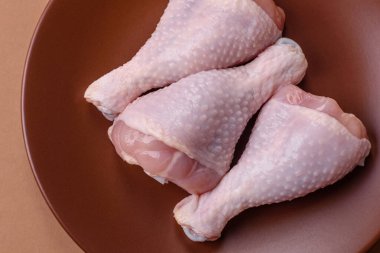 Çiğ tavuk bacağı, kemikteki tavuk eti barbekü için. Tasarımınız için yemek arkaplanı olarak tavuk bacağı