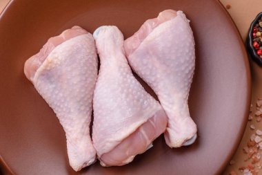 Çiğ tavuk bacağı, kemikteki tavuk eti barbekü için. Tasarımınız için yemek arkaplanı olarak tavuk bacağı