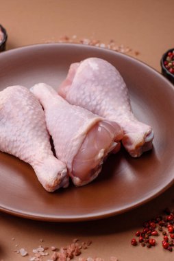 Çiğ tavuk bacağı, kemikteki tavuk eti barbekü için. Tasarımınız için yemek arkaplanı olarak tavuk bacağı