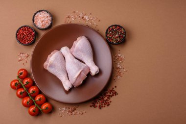 Çiğ tavuk bacağı, kemikteki tavuk eti barbekü için. Tasarımınız için yemek arkaplanı olarak tavuk bacağı