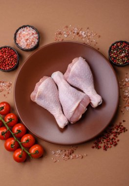 Çiğ tavuk bacağı, kemikteki tavuk eti barbekü için. Tasarımınız için yemek arkaplanı olarak tavuk bacağı