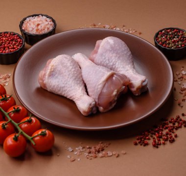 Çiğ tavuk bacağı, kemikteki tavuk eti barbekü için. Tasarımınız için yemek arkaplanı olarak tavuk bacağı