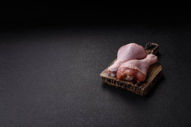 Çiğ tavuk bacağı, kemikteki tavuk eti barbekü için. Tasarımınız için yemek arkaplanı olarak tavuk bacağı