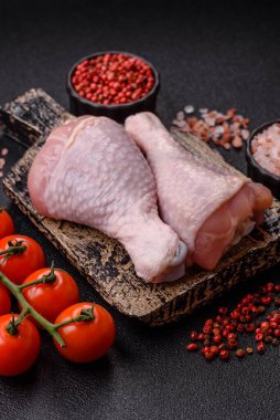 Çiğ tavuk bacağı, kemikteki tavuk eti barbekü için. Tasarımınız için yemek arkaplanı olarak tavuk bacağı