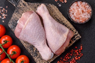 Çiğ tavuk bacağı, kemikteki tavuk eti barbekü için. Tasarımınız için yemek arkaplanı olarak tavuk bacağı