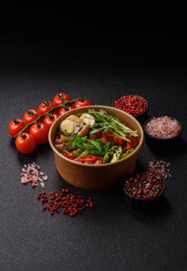 Susam tohumu, pirinç ve sebze dolu bir kasede kurutulmuş ton balığı. Tasarımınız için arkaplan olarak ton balığı tataki.