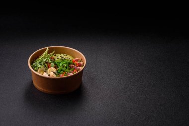 Susam tohumu, pirinç ve sebze dolu bir kasede kurutulmuş ton balığı. Tasarımınız için arkaplan olarak ton balığı tataki.