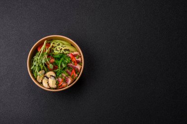 Susam tohumu, pirinç ve sebze dolu bir kasede kurutulmuş ton balığı. Tasarımınız için arkaplan olarak ton balığı tataki.