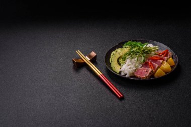 Susam tohumu, pirinç ve sebze dolu bir kasede kurutulmuş ton balığı. Tasarımınız için arkaplan olarak ton balığı tataki.